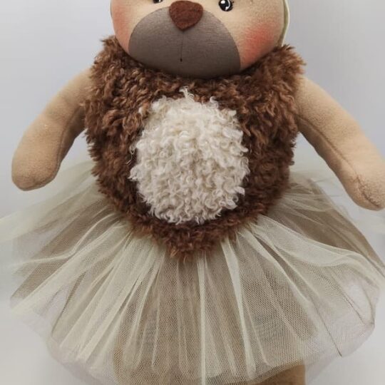 Alte è un'orsetta che si crede uno scoiattolo. Disponibile in KIT con cartamodello e materiali per realizzare l'orso e del suo vestito da scoiattolo. Il kit non comprende l'imbottitura