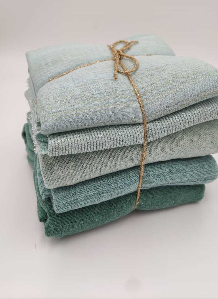 Selezione di 5 tessuti, abbinati tra loro in una perfetta armonia di nuances: 2 jersey acqua 3 lanati acqua Tessuti particolari, morbidissimi ideali  per i vostri lavoretti hand made.