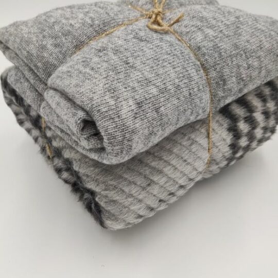 Selezione di 2 tessuti 40 x 160 cm, abbinati tra loro in una perfetta armonia di nuances: 1 pannetto grigio e antracite 1 lanato grigio melange