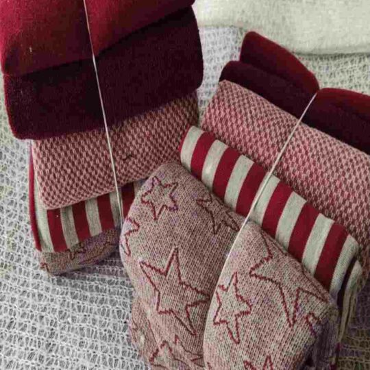Pacchettone "Caldo Natale" è un vero e proprio  pacco composto da 5 tessuti lanati o felpati, di dimensione 50 x70 cm circa, abbinati per colore.