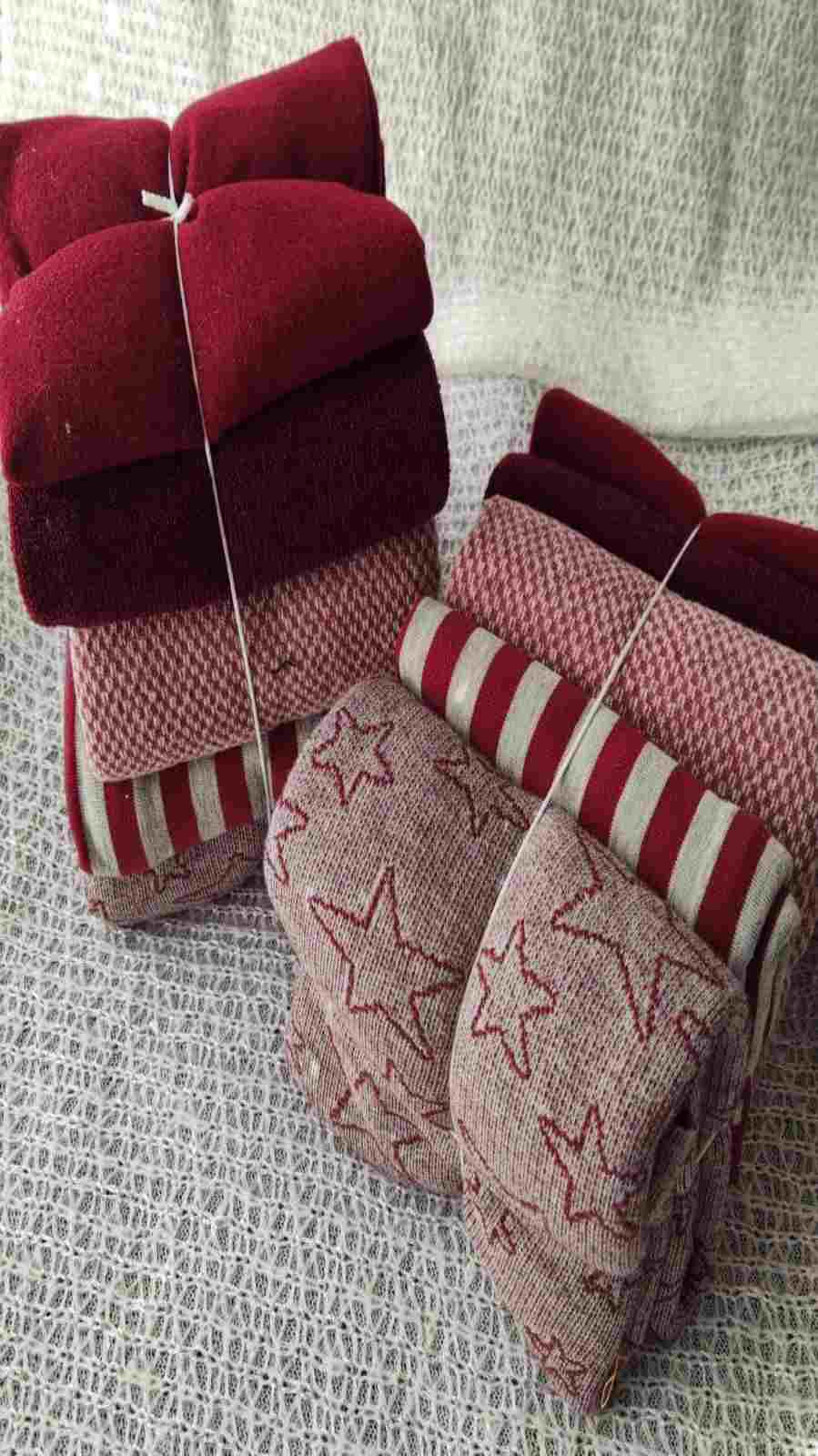 Pacchettone "Caldo Natale" è un vero e proprio  pacco composto da 5 tessuti lanati o felpati, di dimensione 50 x70 cm circa, abbinati per colore.