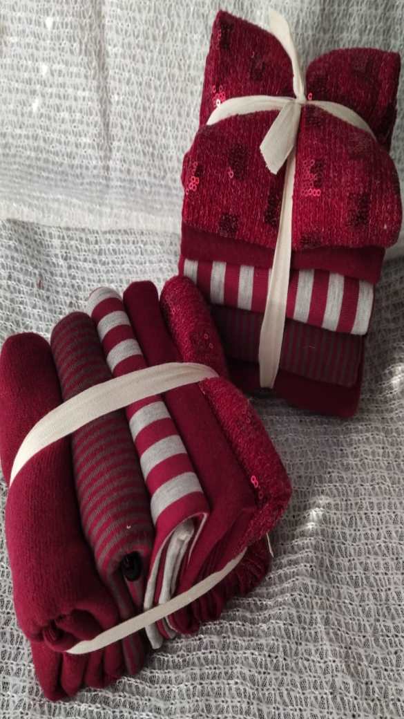 Pacchettone "Merry Christmas" è un vero e proprio  pacco composto da 5 tessuti lanati o felpati, di dimensione 50 x70 cm circa, abbinati per colore.